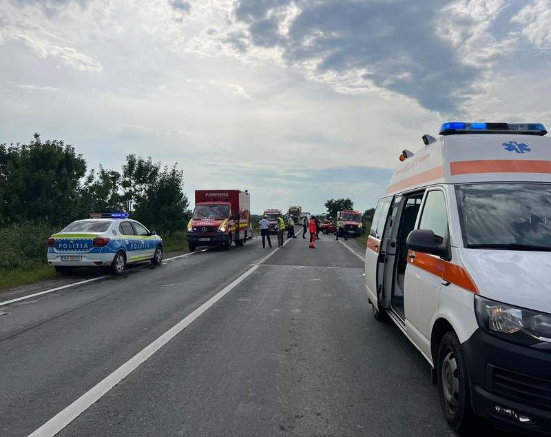 Accident între un microbuz și o mașină pe DN1, în județul Sibiu: trei oameni au ajuns la spital