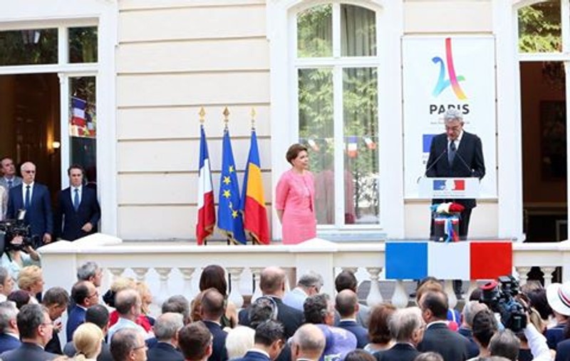 Tudose l-a invitat pe premierul Franței în România; Ambasada a sărbătorit Ziua Națională elogiind marii olimpici sportivi