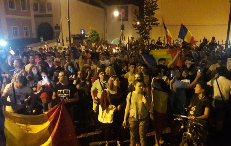 Mitinguri de solidaritate în Sibiu și în alte orașe din țară. Mii de oameni au ieșit în stradă