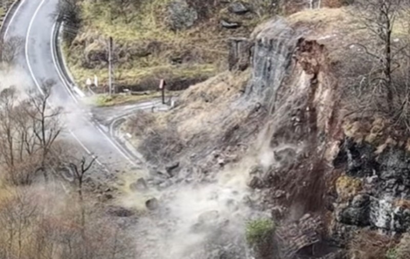 Explozie cu dinamită, filmată pe DN 15, în Valea Mureșului, la o stâncă de aproape 250 de tone care putea să se prăbușească pe șosea |VIDEO