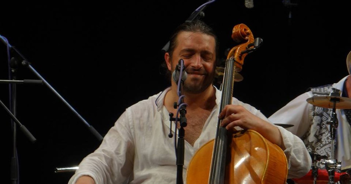 Adrian Naidir, operat la mana dreaptă. Violoncelistul face show pe scenele mari din România