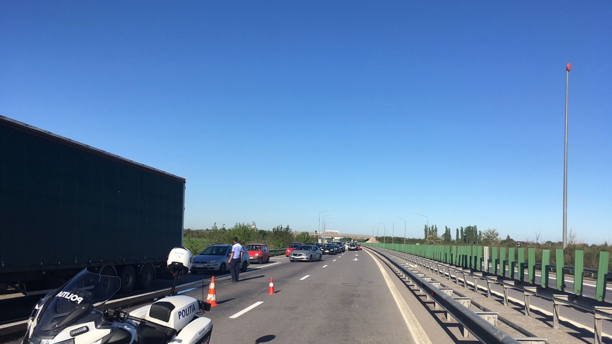 Un șofer a căzut de pe un pod, pe Autostrada Transilvaniei. Motocicletă de Poliție, la un accidenmt de pe o autostradă (FOTO - arhivă)