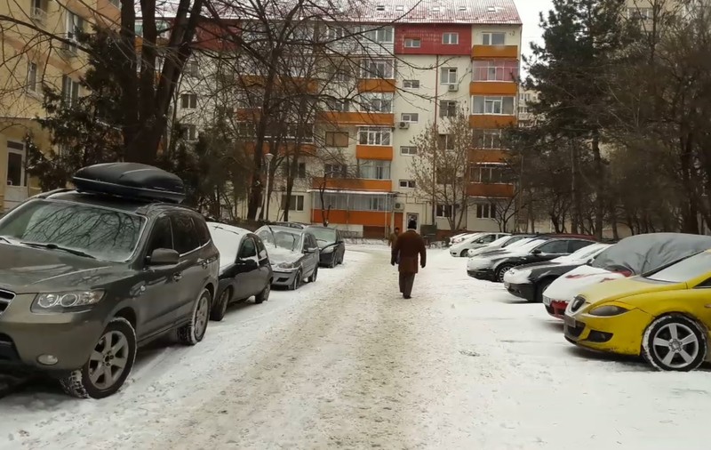 VIDEO/ Bucureștenii și-au lăsat mașinile acasă. Temperaturile extrem de scăzute „au înghețat” autoturismele în parcări