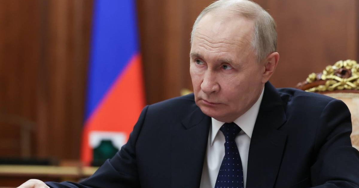 Președintele rus Vladimir putin, asezar, in sacou negru, cravata neagra, camasa alba