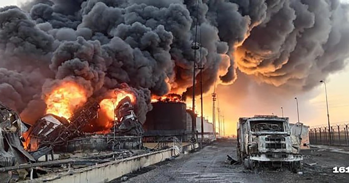 Incendiul de la depozitul de petrol din Proletarsk Foto: Profimedia
