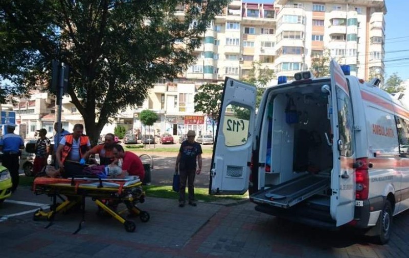 Bătrână călcată pe trotuar de un autoturism. Şoferul a fugit, la îndemnul unei tinere