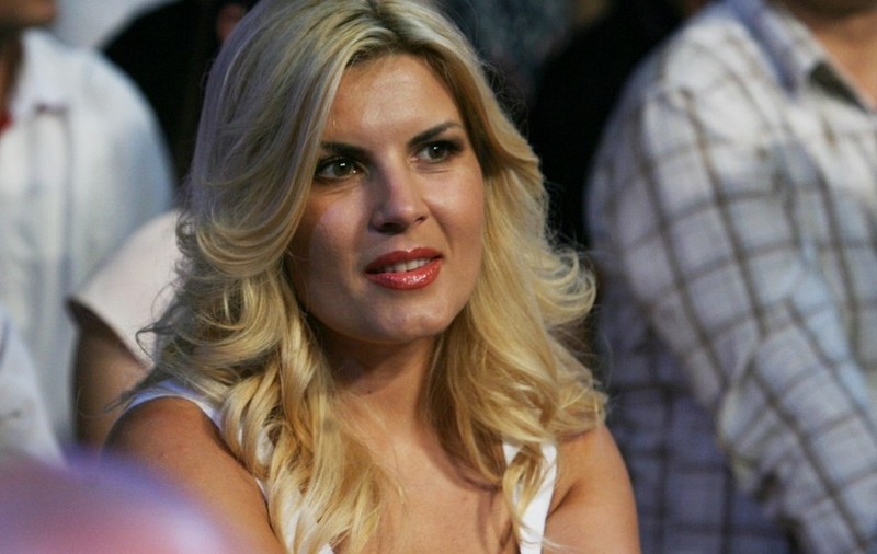 Elena Udrea, probleme la aeroport. "Tocmai am fost coborâți din avion"