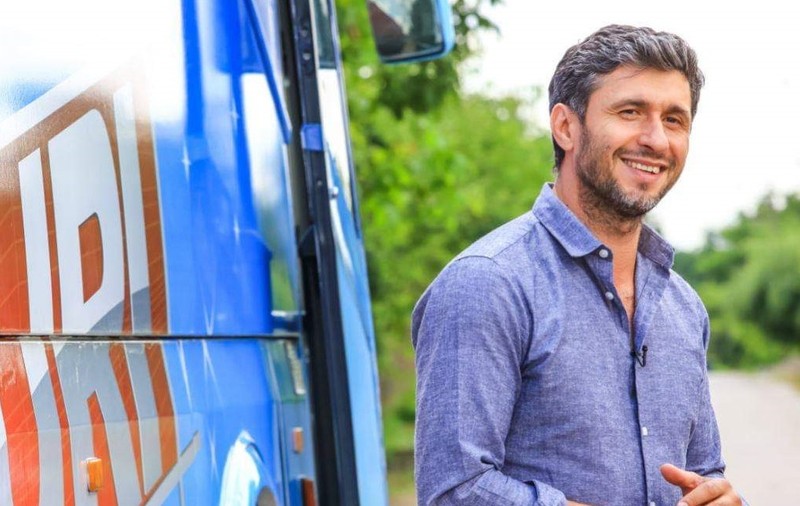 Dragoș Bucur și familia lui au plecat în vacanță. Ce destinație au ales și ce mesaj a transmis actorul din aeroport. “O țară încă normală”