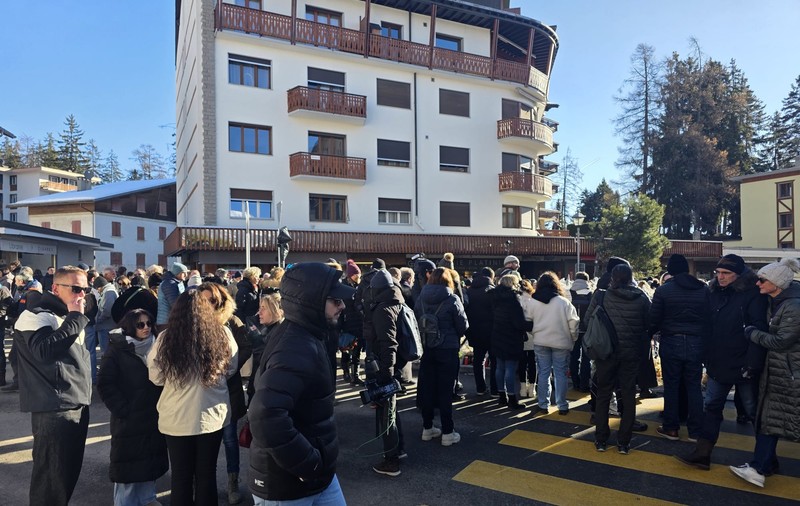 Un jurnalist român relatează pentru Libertatea de la Crans-Montana, după tragedie: „Dacă tragi aer în piept, simți încă mirosul de fum și ars”