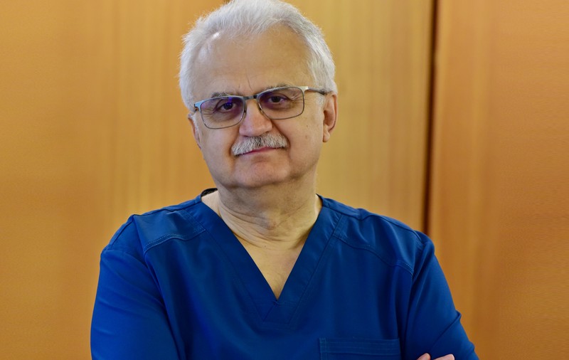 INTERVIU. Chirurgul Cătălin Vasilescu: „Ar fi bine să nu ne batem joc de spitalele publice. S-ar putea să avem nevoie de ele chiar atunci când suntem la greu”