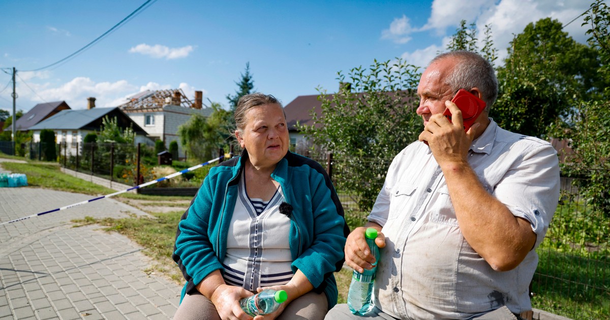 Alicja și Tomasz Wesołowski, în fața casei care a fost distrusă de drona rusească