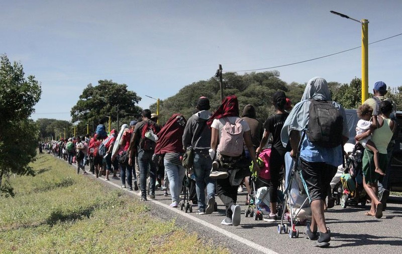 În prima zi de la redeschiderea traficului, granița dintre Mexic și SUA s-a umplut de migranți