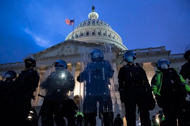 Trupe de Poliție, după ce au restabilit ordinea. Foto: EPA