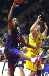 VI01 - 20030417 - VITORIA, SPAIN : US Rashard Griffith (L) of TAU Vitoria catches the ball watched by Maccabi Tel Aviv's Huseyin Besok during their EuroLeague's match in Vitoria Thursday 17 April 2003. EPA PHOTO EFE DAVID AGUILAR DA/MK