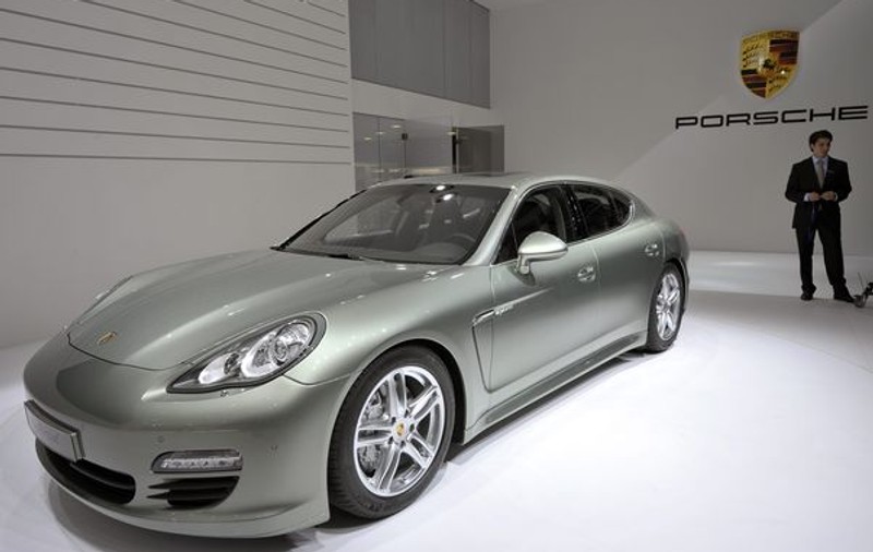 Află câţi oameni muncesc o zi ca să asambleze un Porsche! 