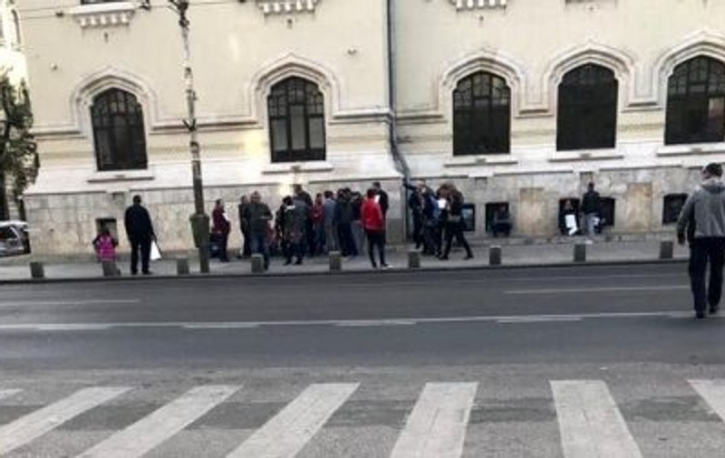 50 de taximetriști în greva foamei în fața Primăriei Capitalei. Au rămas fără loc de muncă și acuză Municipalitatea |FOTO