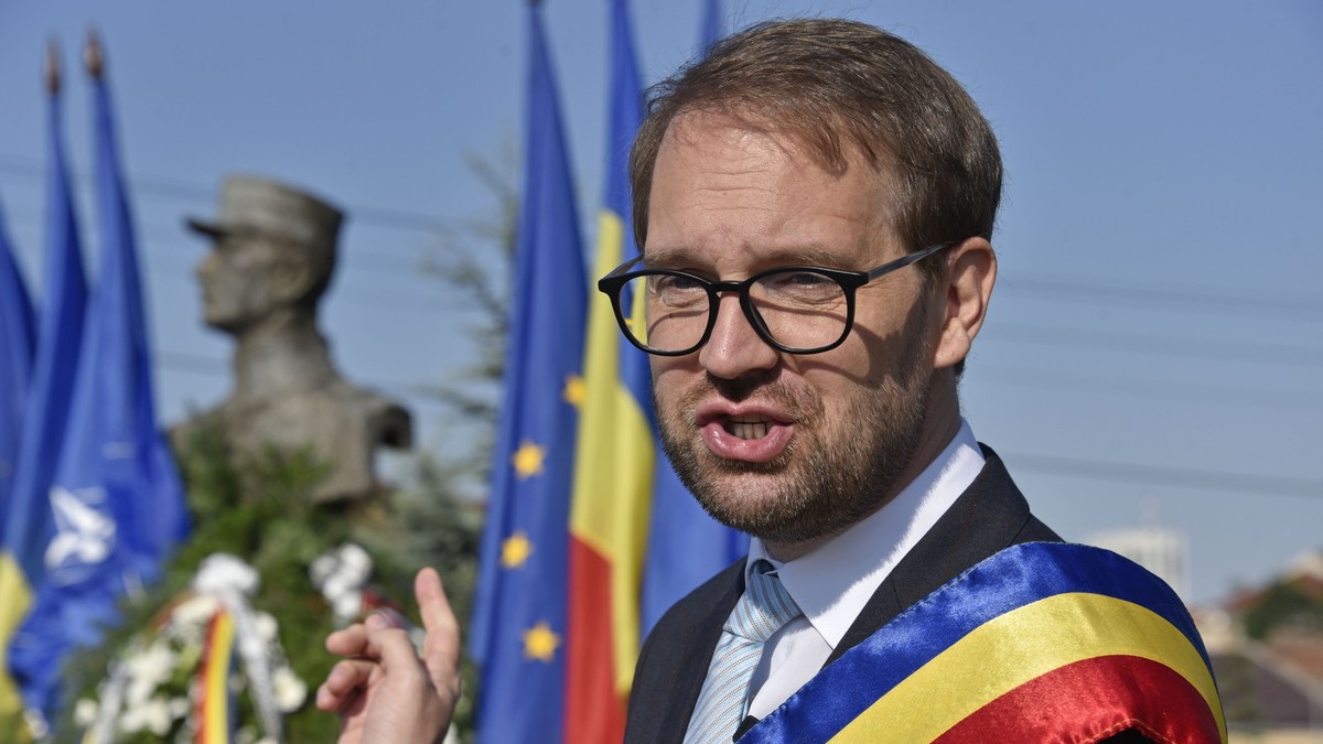 Dominic Fritz,participa la o ceremonie militara si religioasa, la statuia colonelului Virgil Economu, cu ocazia sarbatoririi Zilei Timisoarei, joi,3 august 2023. Foto: Hepta