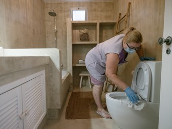 Picioarele lui Mili poartă urmele orelor lungi de trudă