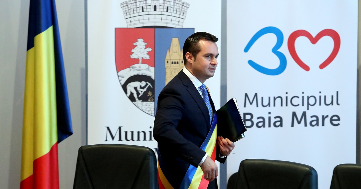 Primarul ales al municipiului Baia Mare, Catalin Chereches, depune juramantul dupa ce a fost adus din Penitenciarul Gherlal, luni, 18 iulie 2016. Inquam Photos / Mircea Rosca
