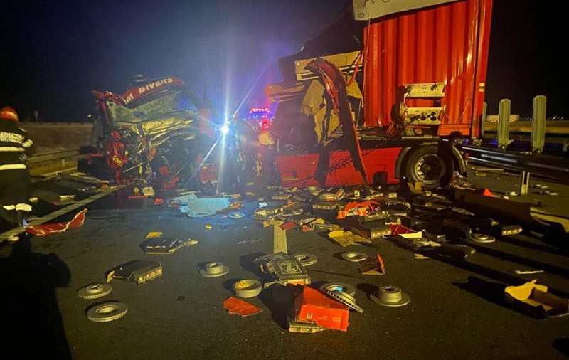 Două TIR-uri distruse pe A1, în apropiere de Lugoj, șoferul unuia dintre ele a ratat ieșirea de pe autostradă
