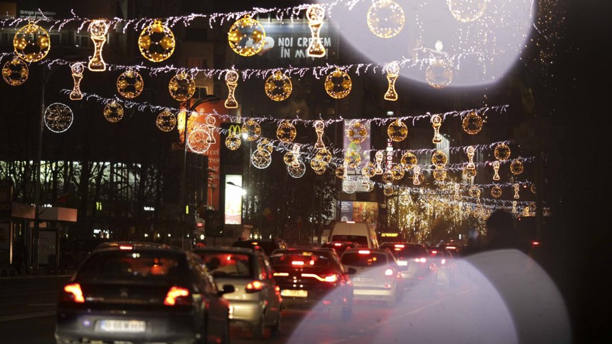 VIDEO Luminițele de Crăciun din București se aprind luni seară. Nicușor Dan: „Nu am vrut să fie consemnat ca un gest electoral”