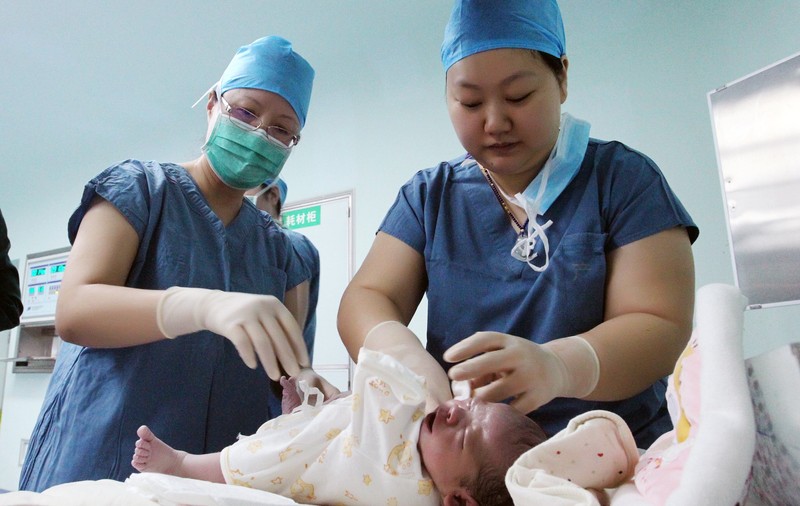 O femeie a descoperit că a fost inseminată greșit, după ce a născut gemeni