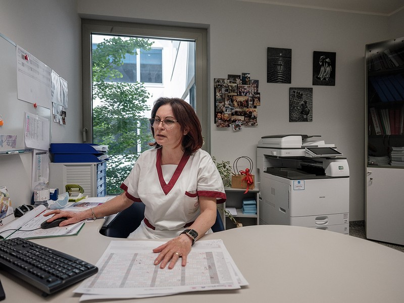 Asistenta medicală Claudia Burghiu în cabinetul ei, Spitalul P. Pederzoli din Peschiera del Garda, Italia