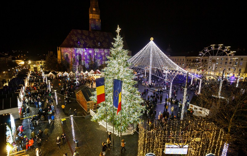 Cozi și aglomerație la târgurile de Crăciun din țară. Imagini din Sibiu, Cluj-Napoca și București