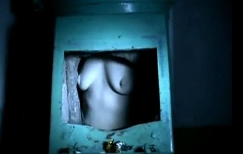 HALUCINANT! O rusoaică DEZBRĂCATĂ s-a blocat ÎN GHENĂ! Cum crezi că e posibil așa ceva?| VIDEO