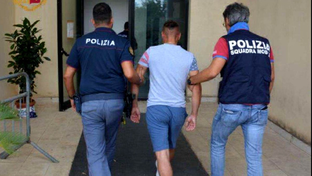 Doi români au fost prinși în Italia cu un kilogram de cocaină pură. Cum s-au dat de gol
