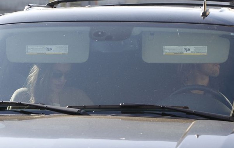 Credeați că se înfometează? Angelina Jolie a fost surprinsă la fast food | FOTO