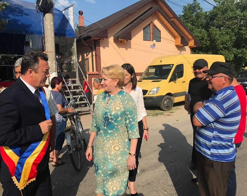 Atunci și Acum: Viorica Dăncilă, campanii pe tocuri, pe ulițele satului și iubitoare a portului tradițional