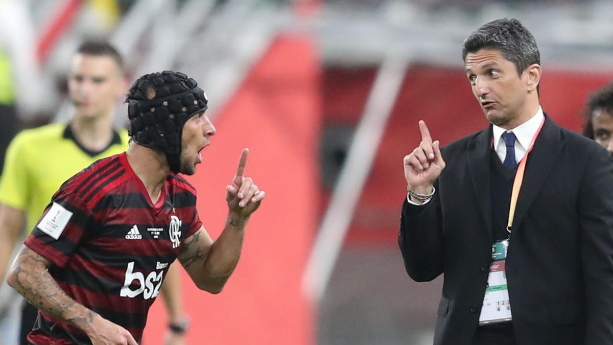 Un fotbalist a fost arestat, după ce a criticat echipa pregătită de Răzvan Lucescu