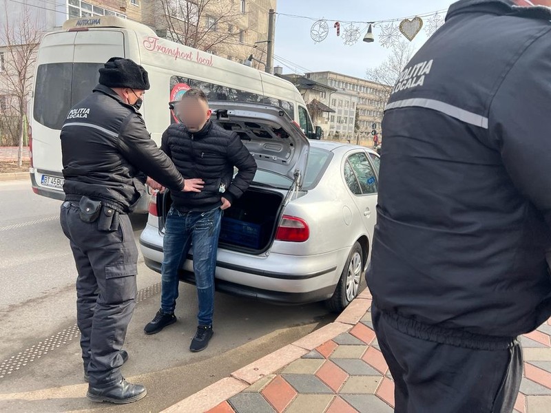 Tânărul trezit de polițiști era complet dezorientat și n-a știut să spună cum a ajuns în portbagaj. Foto: Monitorul de Botoșani