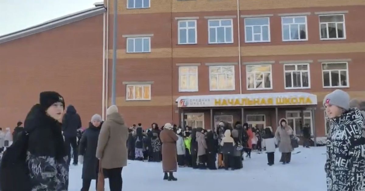 O fată rusoaică de 14 ani a declanșat un incendiu într-o sală de clasă în timpul unei lecții de algebră, apoi a lovit cu un ciocan elevii care scăpau, rănind șase persoane, inclusiv un profesor, în regiunea Krasnoiarsk, Rusia, 4 februarie 2026