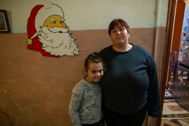 Georgeta (33) și una dintre fiicele ei, Ștefania