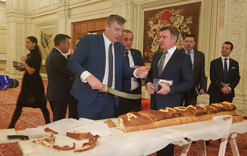 VIDEO / FOTO. Dragnea a mâncat cozonac de la Opoziţie şi a fost colindat de jandarmi. Deputatul PNL Corneliu Olar a venit cu maceta în Parlament