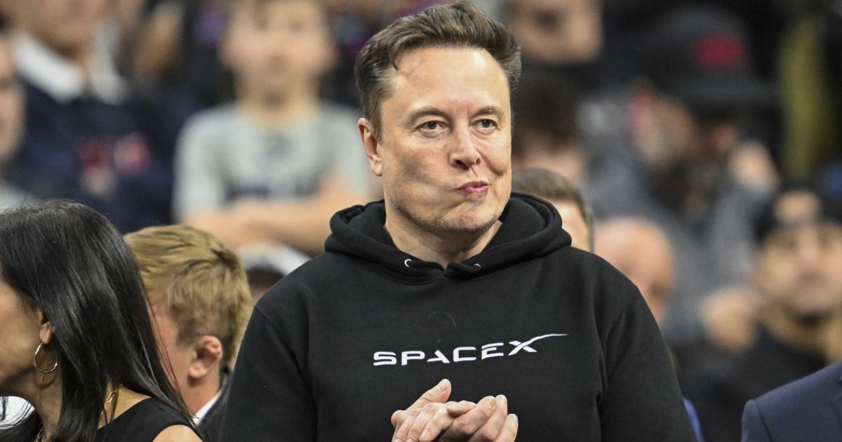 Elon Musk este prezentat în timpul finalelor campionatului național de lupte din Divizia 1 NCAA, pe 22 martie 2025, la Wells Fargo Center din Philadelphia