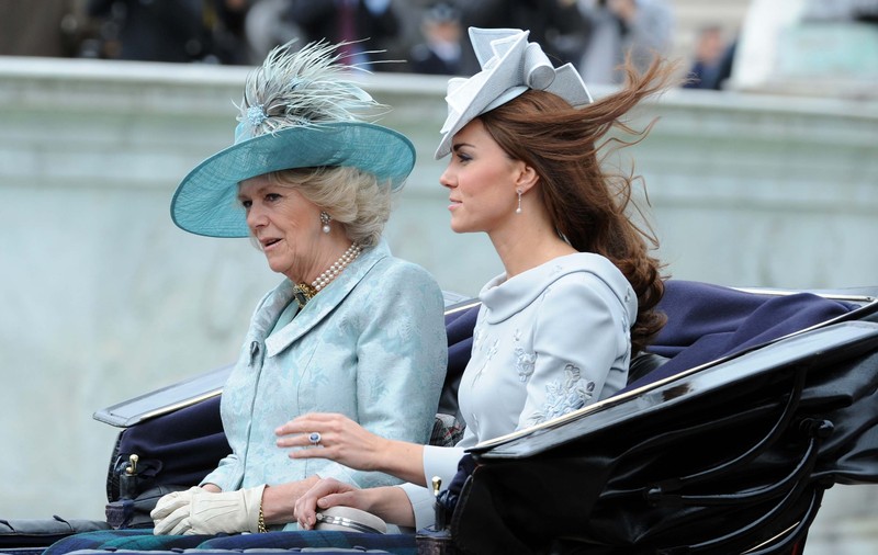 Nu POATE CONTROLA DESTINUL GEMENELOR? Ce este PUSĂ SĂ FACĂ ducesa de CAMBRIDGE de CAMILLA PARKER este REVOLTĂTOR