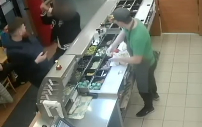 Tânăr de 20 de ani, reţinut pentru tentativă de omor, după ce a atacat cu toporul un băiat de 18 ani, într-o benzinărie din Bucureşti