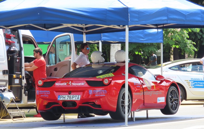 VIDEO | Accident înainte de startul unei competiții auto. Un șofer cu Ferrari a intrat în două mașini parcate