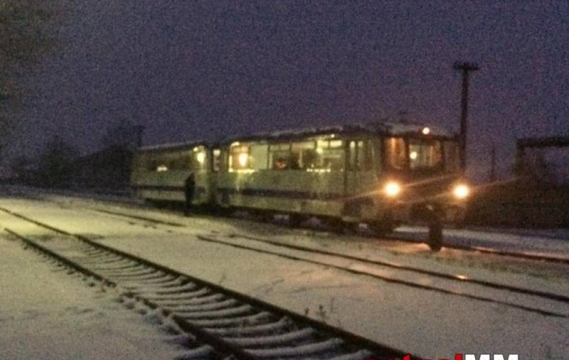 Asta-i România! Călătorii dintr-un tren au coborât și au împins garnitura înțepenită din cauza gerului