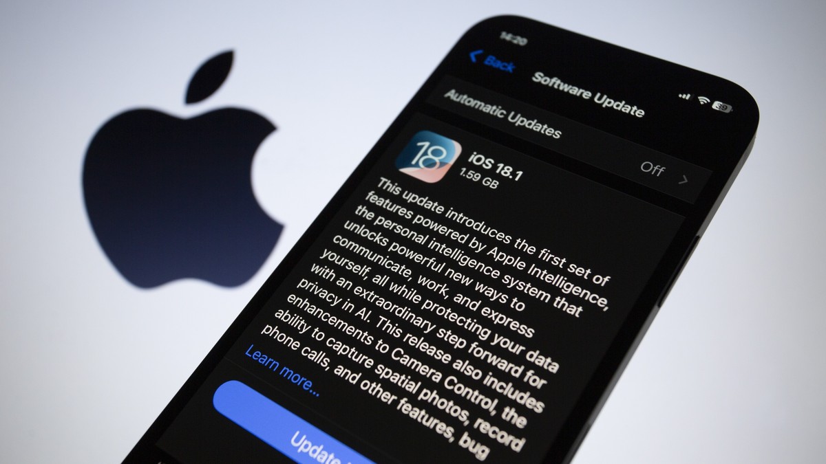 Un telefon Apple iPhone care afișează un mesaj de update la cea mai nouă versiune disponibilă a sistemului de operare iOS.