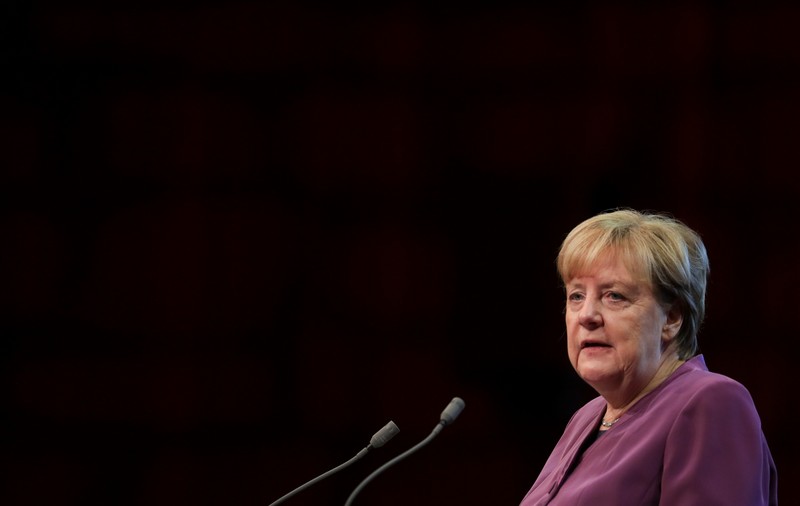 Angela Merkel a fost păcălită de un imitator rus care a pretins că este fostul președinte ucrainean Poroșenko. Ce întrebări i-a pus