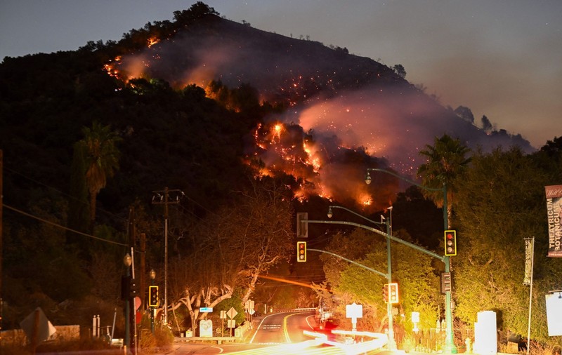 Consulatul României la Los Angeles, evacuat din cauza incendiilor din zonă, anunță Ministerul de Externe