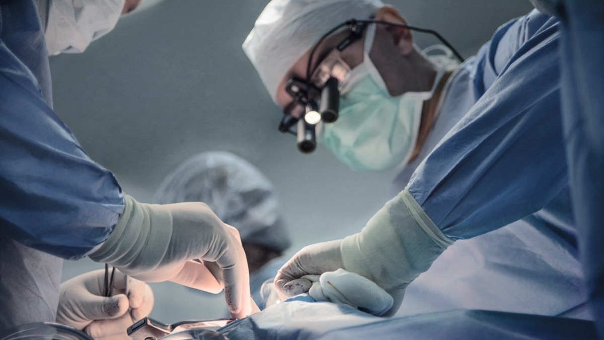 Doctori care se află în timpul unei operații