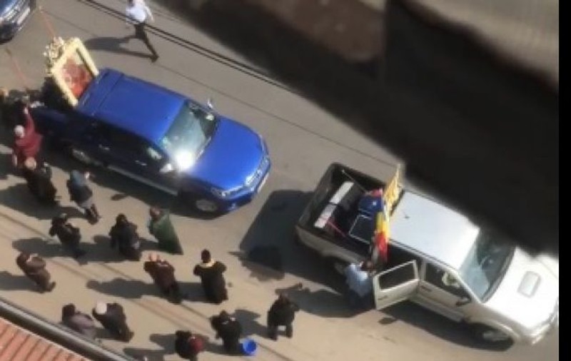 Video | Biserica în lupta cu coronavirusul. Icoană Făcătoare de Minuni, plimbată pe străzi în plină pandemie