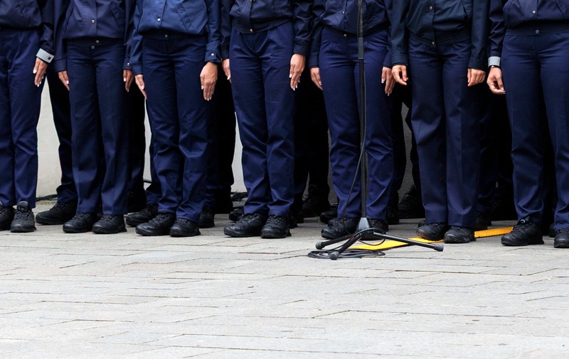 Extensiile de unghii, interzise la examenul pentru admiterea în școlile de poliție. De ce sunt considerate „de natură a influența rezultatele obținute”