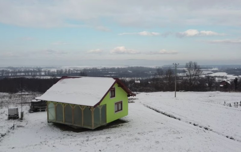 Un bosniac a făcut o casă rotativă pentru a-i oferi soției o panoramă mereu în schimbare