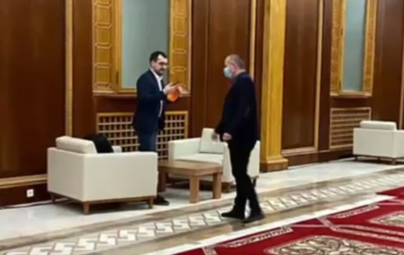 Ministrul sănătății, Vlad Voiculescu, surprins fără mască de protecție în Parlament. Cum explică situația